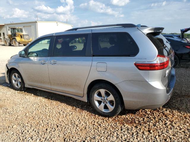 5TDKZ3DC0JS914977 - 2018 TOYOTA SIENNA LE 银色 照片 2