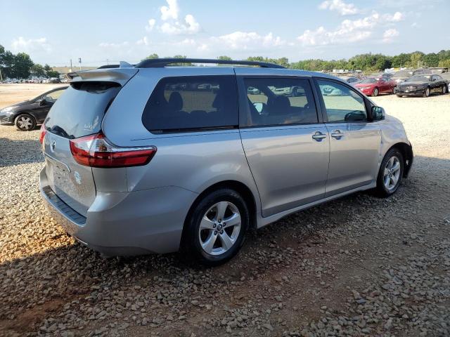 5TDKZ3DC0JS914977 - 2018 TOYOTA SIENNA LE 银色 照片 3