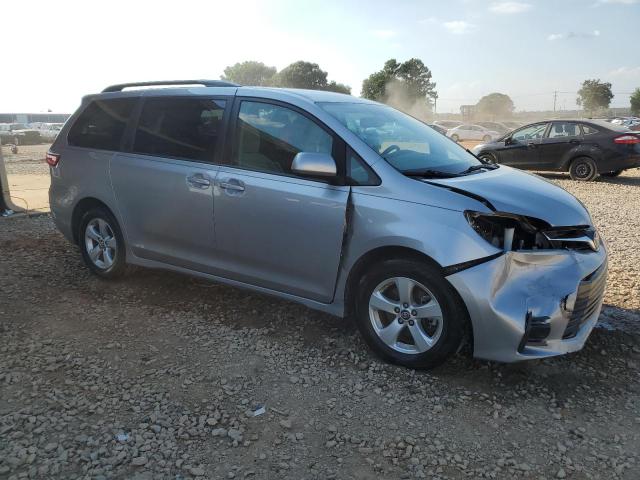 5TDKZ3DC0JS914977 - 2018 TOYOTA SIENNA LE 银色 照片 4