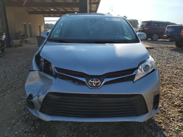 5TDKZ3DC0JS914977 - 2018 TOYOTA SIENNA LE 银色 照片 5