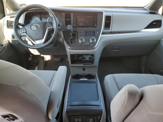 5TDKZ3DC0JS914977 - 2018 TOYOTA SIENNA LE 银色 照片 8