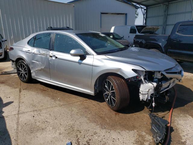 4T1G11AK3RU840650 - 2024 TOYOTA CAMRY SE NIGHT SHADE SILVER photo 4