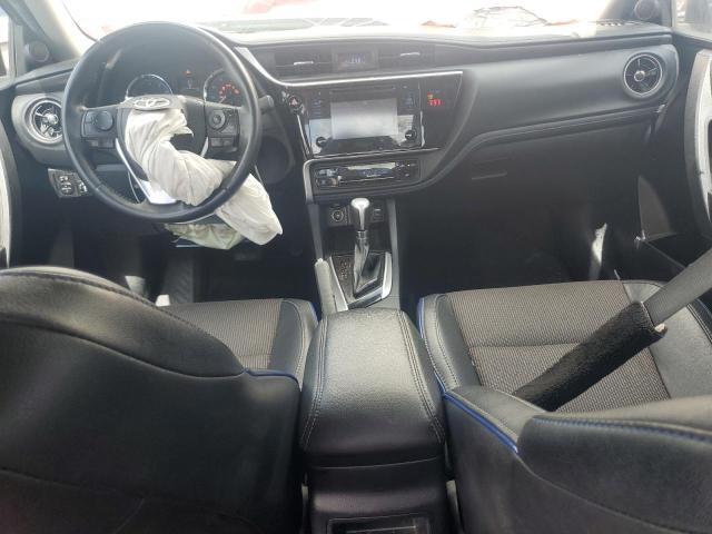 2T1BURHE5JC038221 - 2018 TOYOTA COROLLA L GRAY photo 8