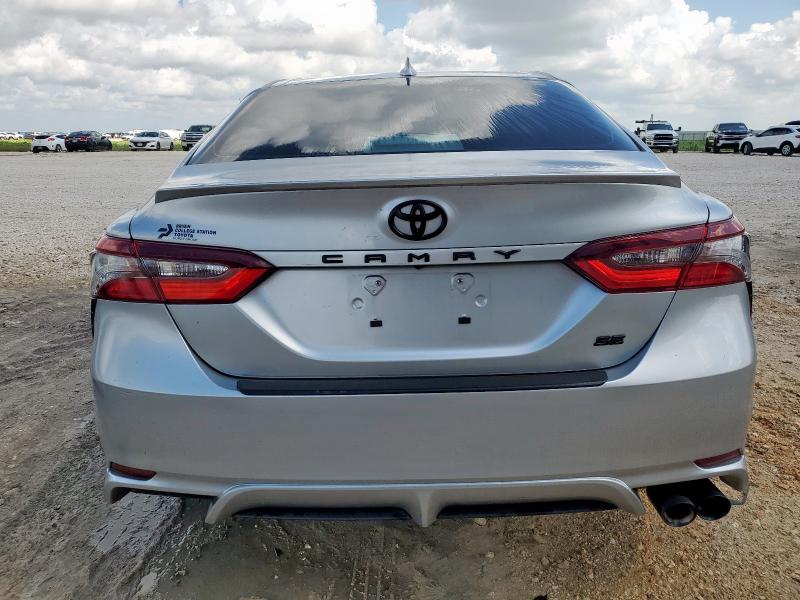 4T1G11AK3RU852488 - 2024 TOYOTA CAMRY SE NIGHT SHADE SILVER photo 6