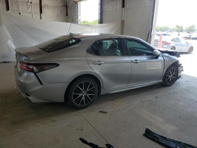 4T1G11AK7MU535189 - 2021 TOYOTA CAMRY SE Silber Foto 3