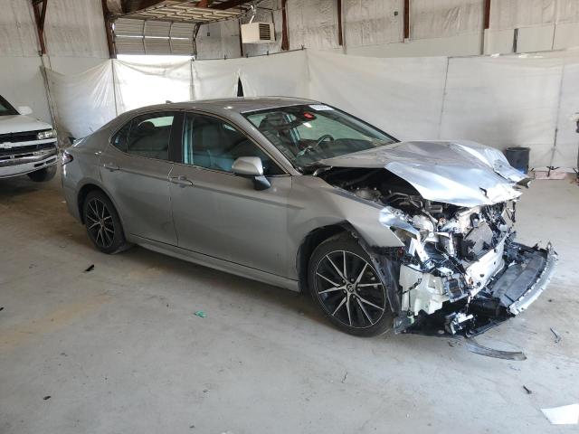 4T1G11AK7MU535189 - 2021 TOYOTA CAMRY SE Silber Foto 4