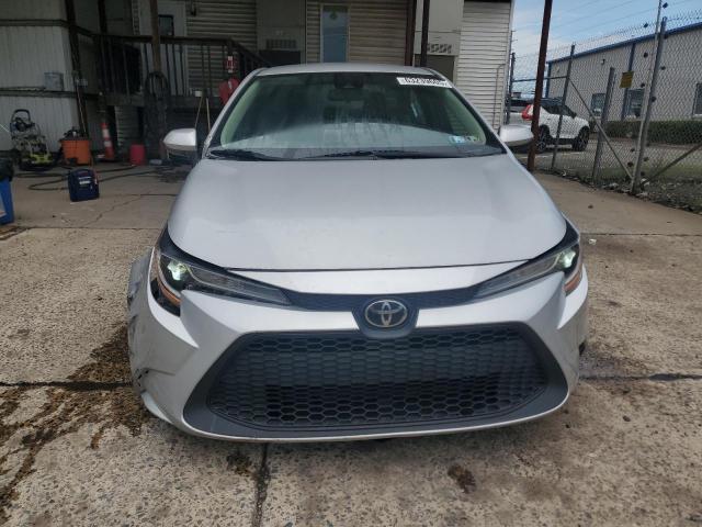 5YFEPMAE6NP276442 - 2022 TOYOTA COROLLA LE ვერცხლისფერი ფოტო 5