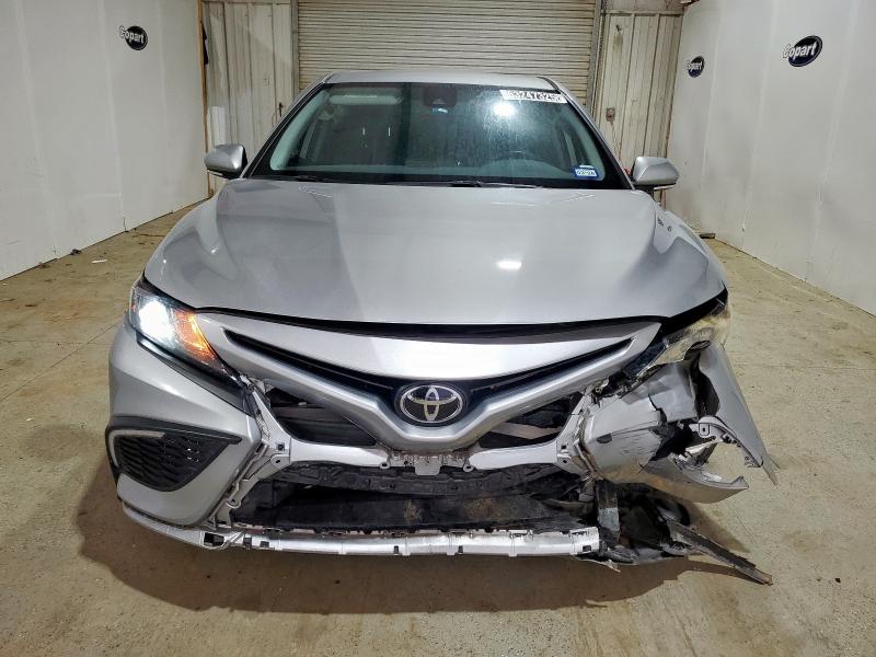 4T1G11AK1RU260524 - 2024 TOYOTA CAMRY SE NIGHT SHADE SILVER photo 5