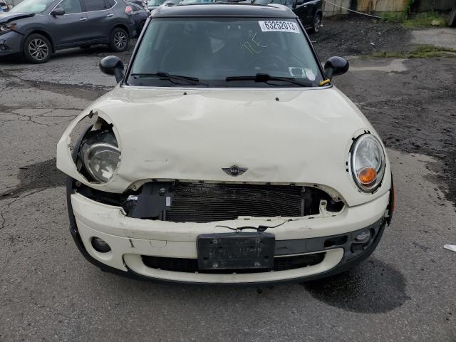 WMWML33559TN69324 - 2009 MINI COOPER CLUBMAN WHITE photo 5