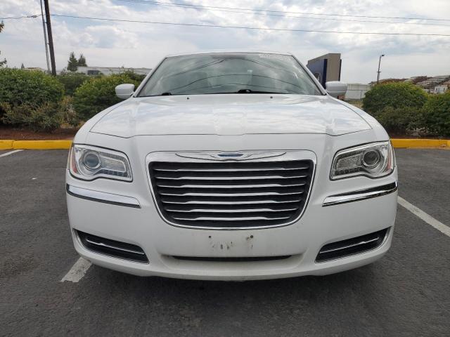 2C3CCAAG7DH518537 - 2013 CHRYSLER 300 WHITE photo 5