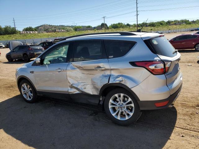 1FMCU9HD4JUD61623 - 2018 FORD ESCAPE SEL Silber Foto 2