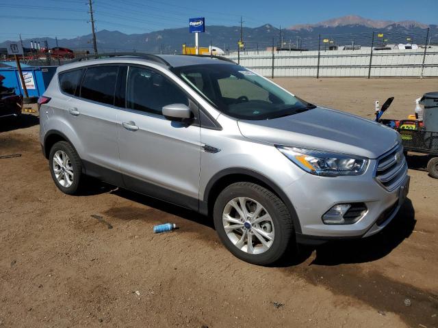 1FMCU9HD4JUD61623 - 2018 FORD ESCAPE SEL Silber Foto 4