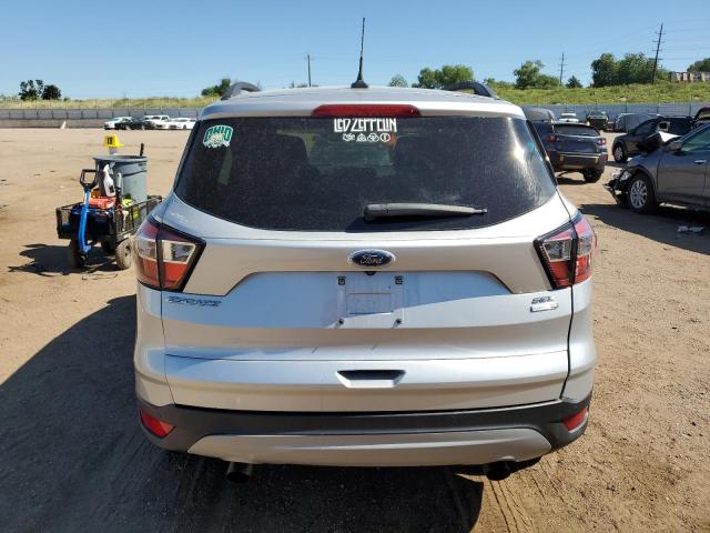 1FMCU9HD4JUD61623 - 2018 FORD ESCAPE SEL Silber Foto 6
