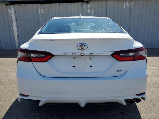 4T1G11AK1RU888082 - 2024 TOYOTA CAMRY SE NIGHT SHADE WHITE photo 6