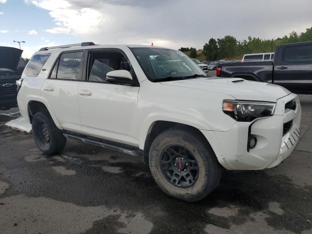 JTEBU5JR1J5580513 - 2018 TOYOTA 4RUNNER SR5/SR5 PREMIUM WHITE photo 4