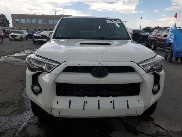 JTEBU5JR1J5580513 - 2018 TOYOTA 4RUNNER SR5/SR5 PREMIUM WHITE photo 5