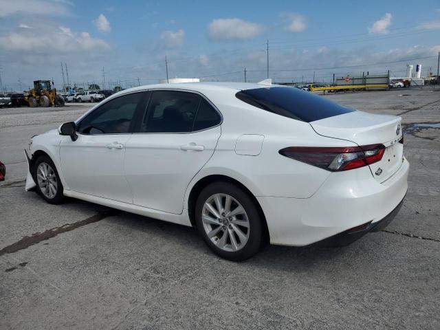 4T1C11AKXNU057964 - 2022 TOYOTA CAMRY LE WHITE photo 2