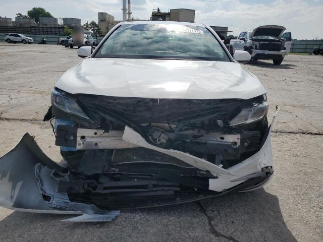 4T1C11AKXNU057964 - 2022 TOYOTA CAMRY LE WHITE photo 5