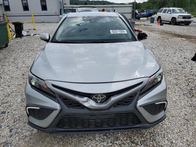 4T1G11AK8PU777106 - 2023 TOYOTA CAMRY SE NIGHT SHADE SILVER photo 5