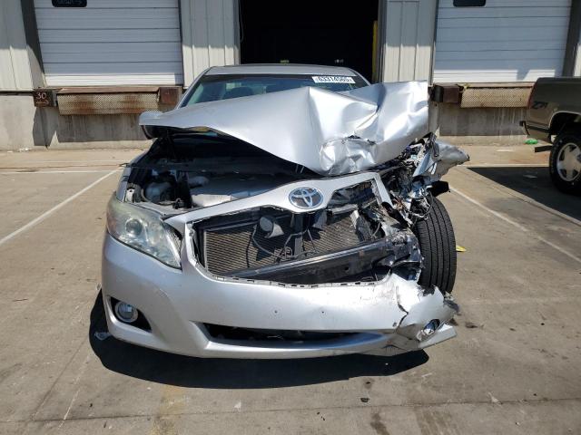 4T1BK3EK5BU625726 - 2011 TOYOTA CAMRY SE Silber Foto 5