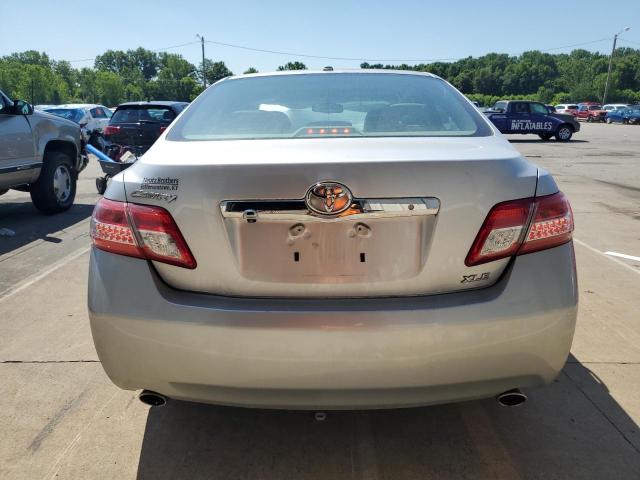 4T1BK3EK5BU625726 - 2011 TOYOTA CAMRY SE Silber Foto 6