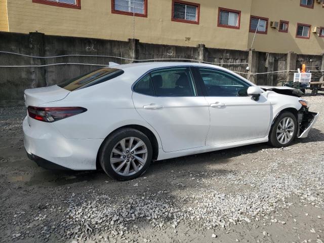 4T1C11AK0NU668375 - 2022 TOYOTA CAMRY LE 白色 照片 3