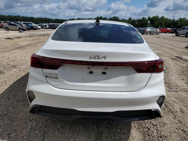 3KPF24AD8RE733124 - 2024 KIA FORTE LX WHITE photo 6