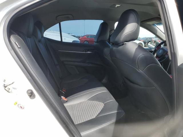 4T1B11HK2JU604799 - 2018 TOYOTA CAMRY L WHITE photo 10