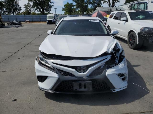 4T1B11HK2JU604799 - 2018 TOYOTA CAMRY L WHITE photo 5
