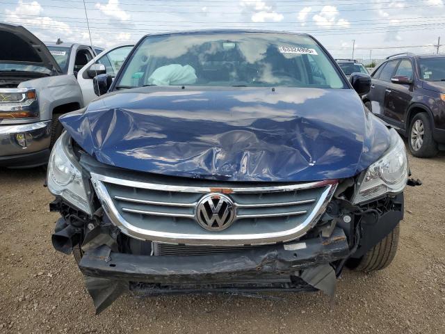 2C4RVABG8DR725107 - 2013 VOLKSWAGEN ROUTAN SE BLUE photo 5