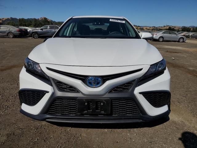 4T1G31AK0PU608952 - 2023 TOYOTA CAMRY SE NIGHT SHADE WHITE photo 5
