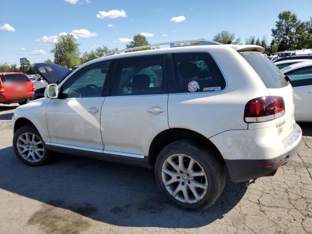 WVGFM77LX9D036271 - 2009 VOLKSWAGEN TOUAREG 2 V6 TDI WHITE photo 2