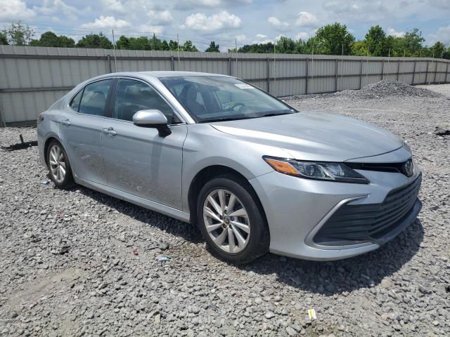 4T1C11AKXNU715248 - 2022 TOYOTA CAMRY LE SILVER photo 4