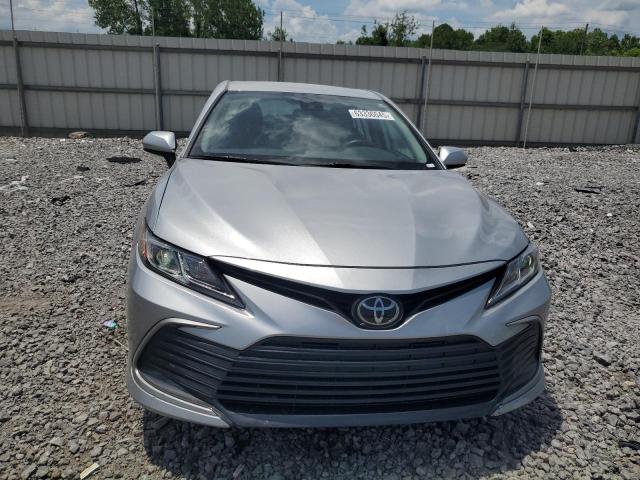 4T1C11AKXNU715248 - 2022 TOYOTA CAMRY LE SILVER photo 5