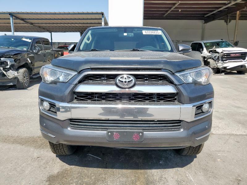 JTEBU5JR8J5555365 - 2018 TOYOTA 4RUNNER SR5/SR5 PREMIUM ნაცრისფერი ფოტო 5