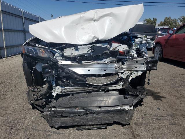 4T1G11AK7PU786105 - 2023 TOYOTA CAMRY SE NIGHT SHADE WHITE photo 5