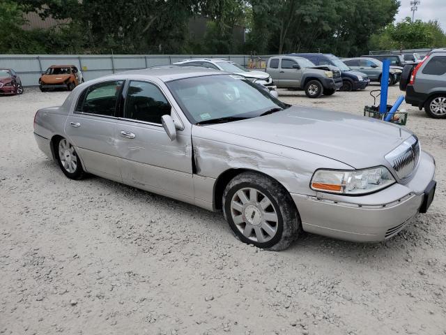 1LNHM81W34Y604301 - 2004 LINCOLN TOWN CAR EXECUTIVE SILVER photo 4