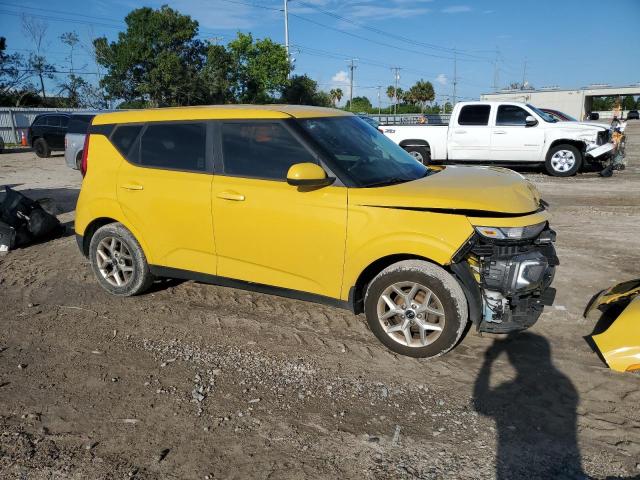 KNDJ23AU5L7115609 - 2020 KIA SOUL LX YELLOW photo 4