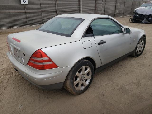 WDBKK47FXWF060991 - 1998 MERCEDES-BENZ SLK 230 KOMPRESSOR SILVER photo 4