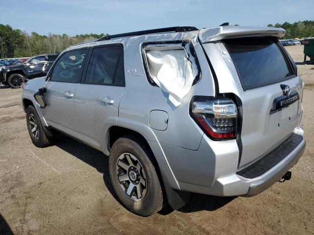 JTEPU5JR1P6157570 - 2023 TOYOTA 4RUNNER SE SILVER photo 2