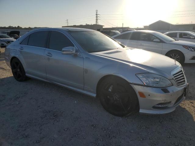 WDDNG7BB8BA372679 - 2011 MERCEDES-BENZ S 550 SILVER photo 4