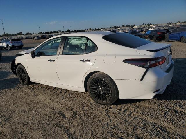 4T1G11AK0MU442157 - 2021 TOYOTA CAMRY SE WHITE photo 2