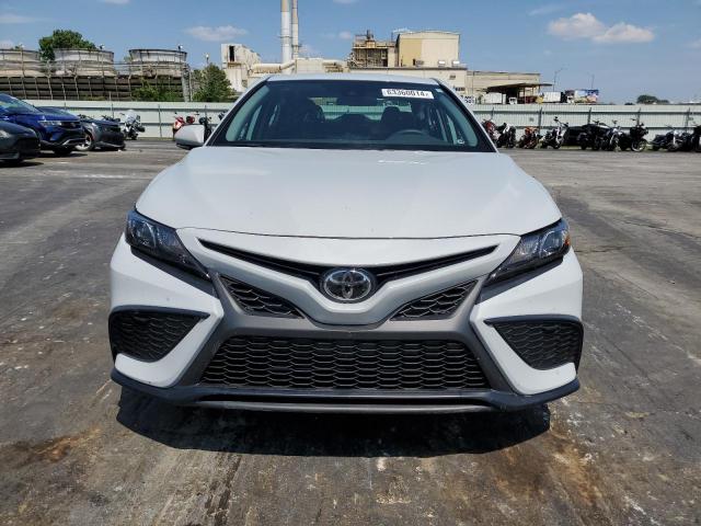 4T1G11AK8RU255367 - 2024 TOYOTA CAMRY SE NIGHT SHADE WHITE photo 5