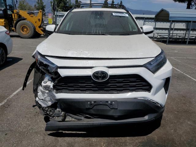 2T3P1RFV6PC354793 - 2023 TOYOTA RAV4 XLE WHITE photo 5