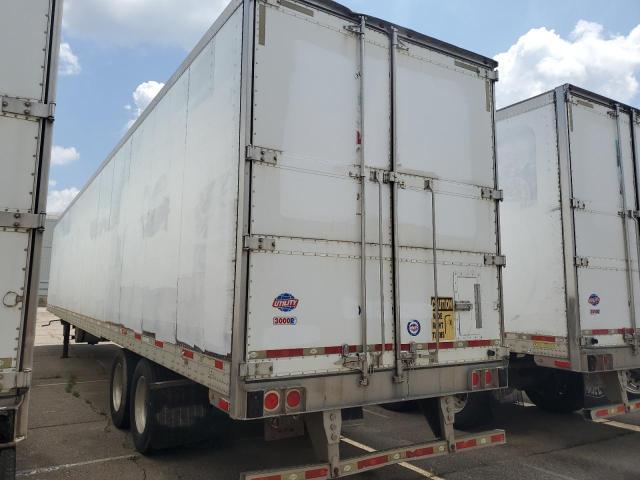 1UYVS2532BM114903 - 2011 UTILITY VS2RA WHITE photo 3