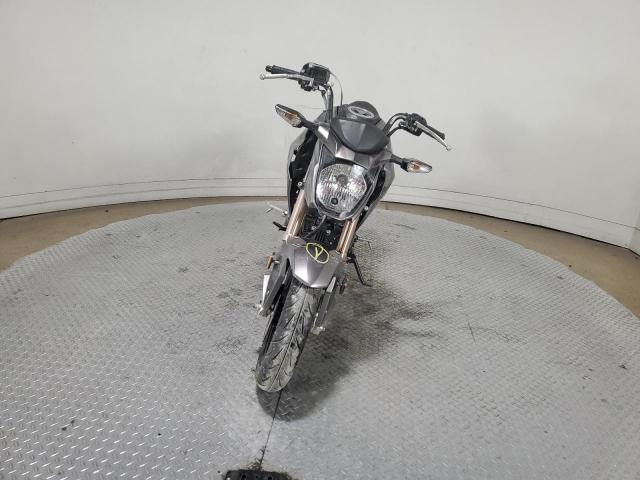 JKABRRJ12HDA04529 - 2017 KAWASAKI BR125 J GRAY photo 2