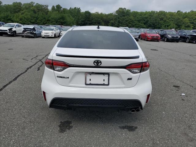 5YFS4MCE8MP070644 - 2021 TOYOTA COROLLA SE WHITE photo 6