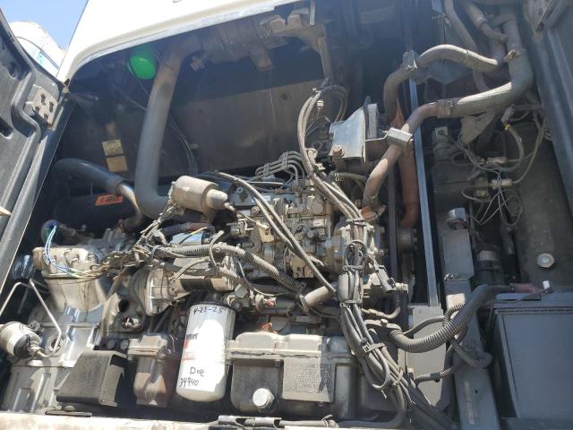 1UYVS2536CM431827 - 2012 UTILITY VS2RA WHITE photo 7