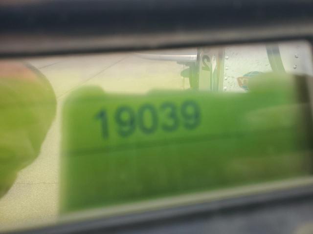 1UYVS2537CM431819 - 2012 UTILITY VS2RA WHITE photo 8