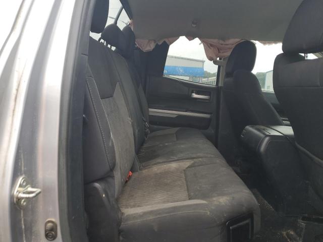 5TFUW5F16HX667560 - 2017 TOYOTA TUNDRA DOUBLE CAB SR/SR5 SILVER photo 10